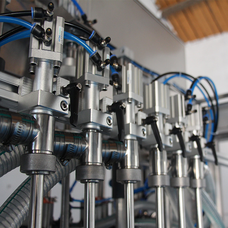 машина за полнење шише со маслиново масло